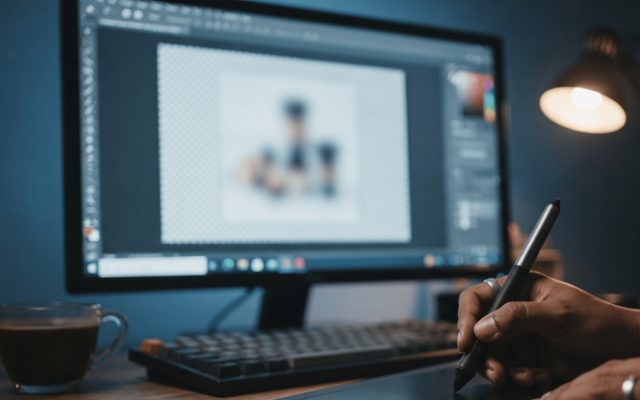 Ilustrasi editor foto sedang menyeleksi objek untuk menghapus latar belakang gambar. | Foto: Generated by Gemini AI/Adi Gunawan