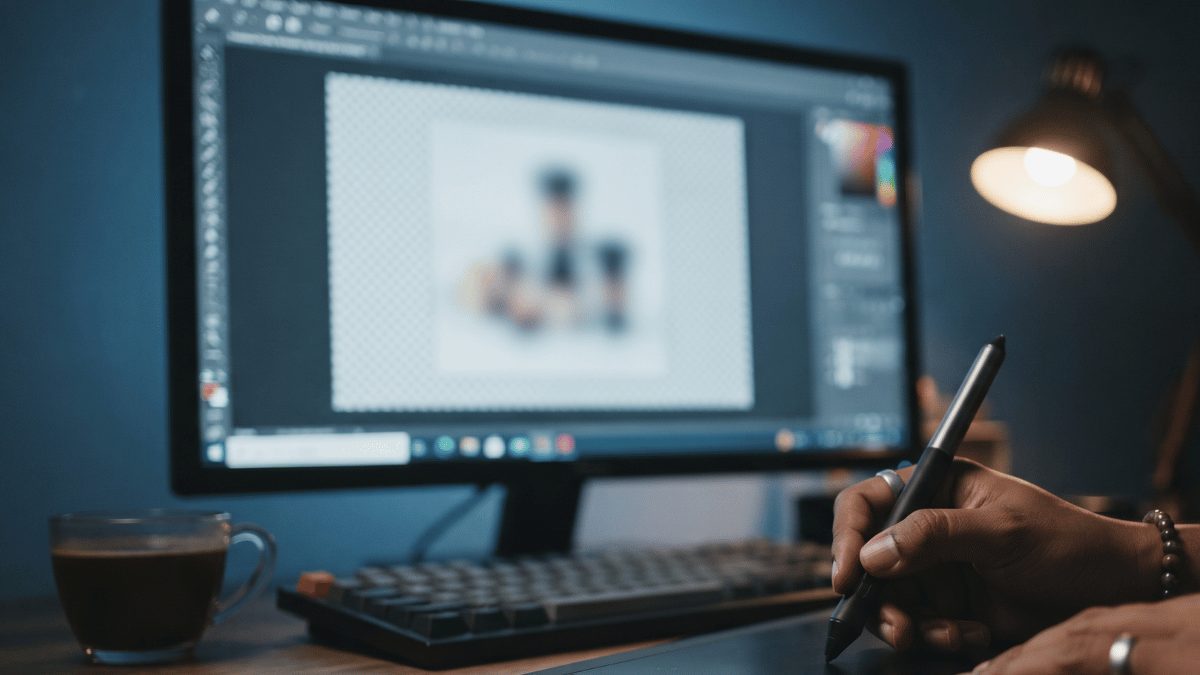 Ilustrasi editor foto sedang menyeleksi objek untuk menghapus latar belakang gambar. | Foto: Generated by Gemini AI/Adi Gunawan