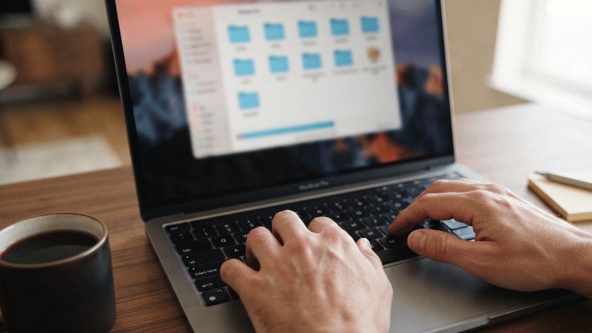Membersihkan file digital secara rutin lebih hemat daripada terus menambah kapasitas penyimpanan. | Foto: Generated by Gemini AI/Adi Gunawan