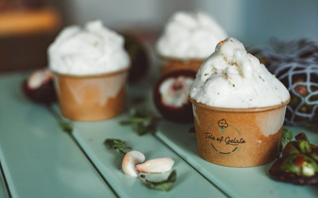 Mengedit visual kuliner Lampung di smartphone menggunakan aplikasi CapCut agar terlihat segar dan menggugah selera pelanggan. | Foto: Pexels/Mikhail Nilov
